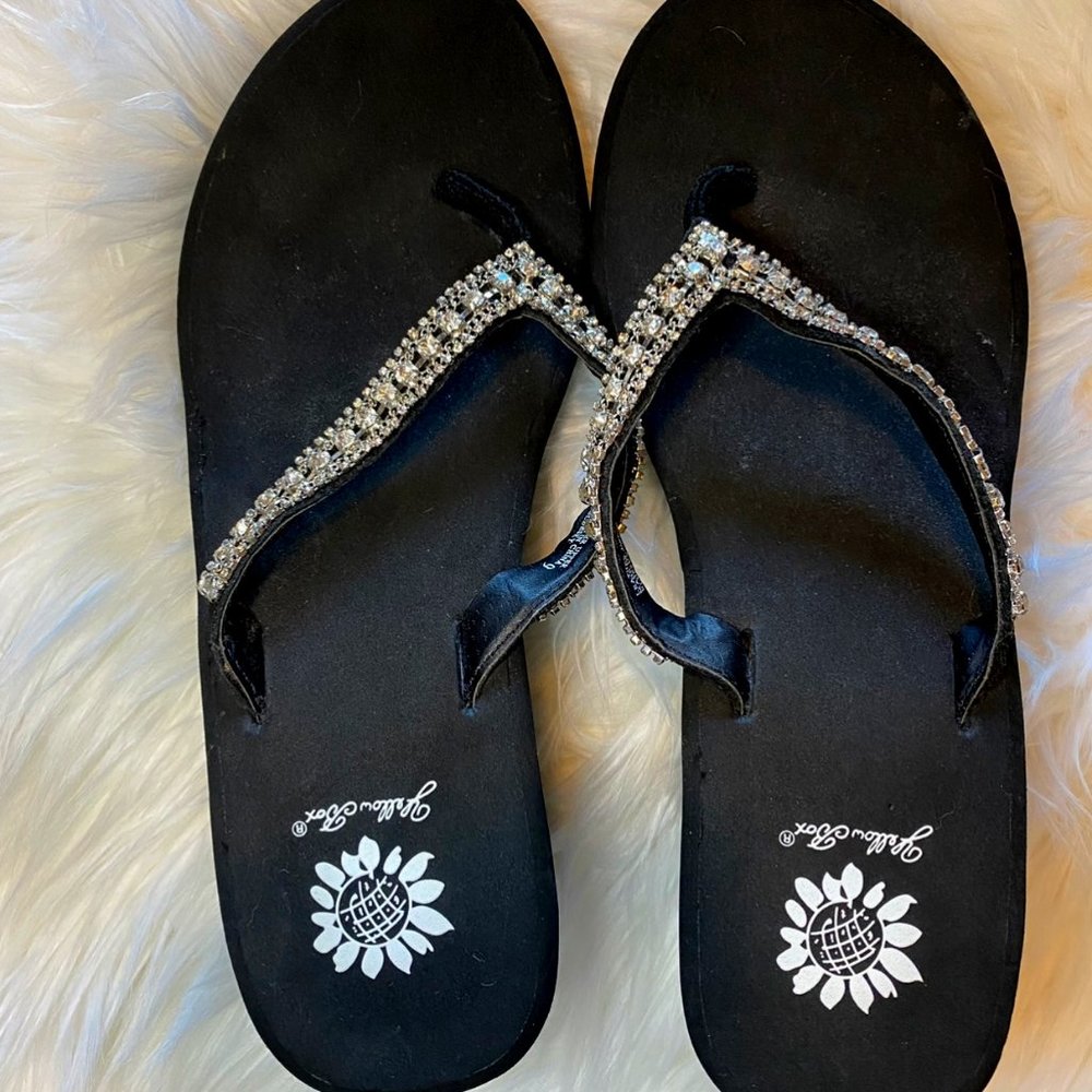 NWOT Women's Yellow Box Black Sandals with Crystals Size 9